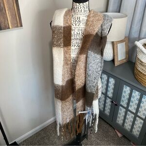 A007 old navy Plaid Fringe plush Scarf in Brown and Gray